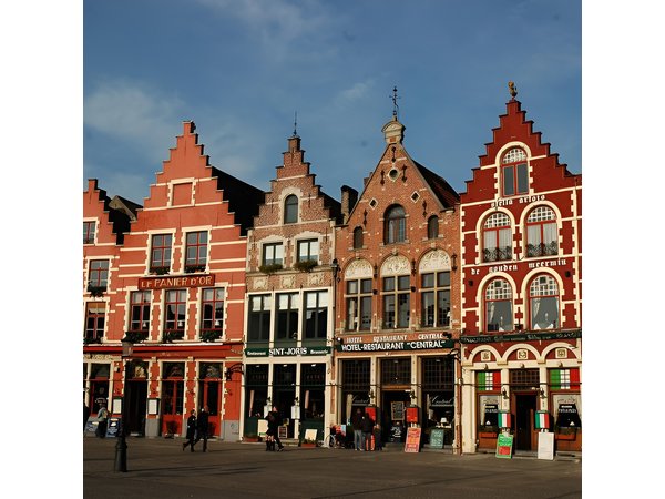Bruges Guided Day Trip from Paris with Canal Cruise