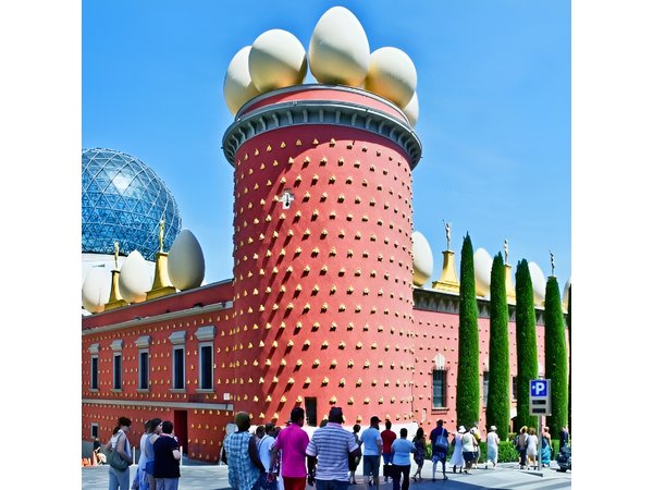 Private Dalí’s World Wine and Cava Tour with Hotel pick-up from Barcelona