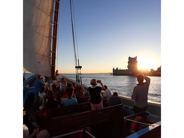 2-Hour Lisbon Traditional Boats Sunset Cruise with White Wine