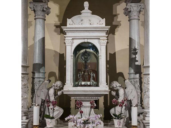 The Eucharistic Miracle & the Holy Face Private Tour from Rome