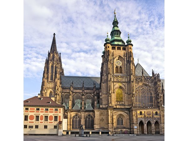 Prague Castle in Spanish, includes tickets and private transport to the Castle