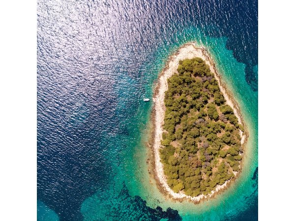 Private 3 islands Tour With Speed boat to Blue Lagoon and Solta from Split or Trogir