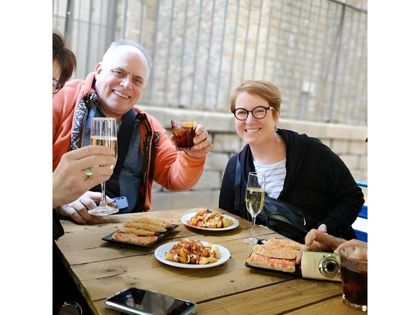 Barcelona: Private Food & Drink Tour + Sagrada Família Tickets