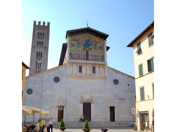 Private walking tour of Lucca city centre and the walls