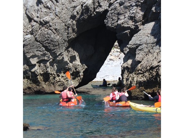 Kayak tour from Sesimbra to Ribeira do Cavalo Beach, passing through the caves
