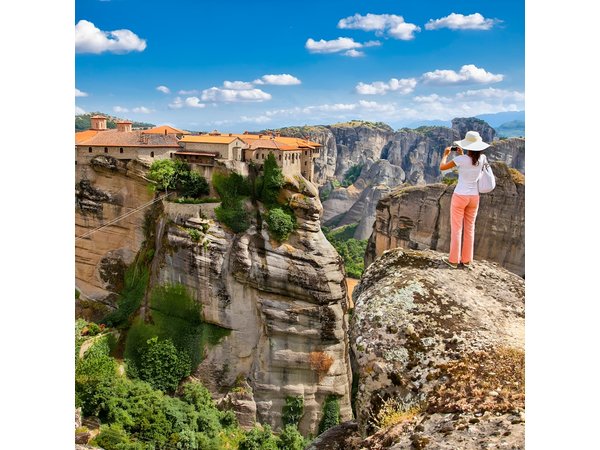 Athens to Meteora monasteries & 130,000bc cave hidden gem, prive