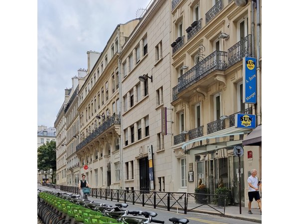 Full-Day Guided Tour in Paris with Hotel Pick Up & Drop