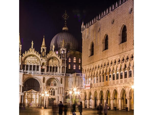 Venice: Private After Dark Tour and Gondola Ride