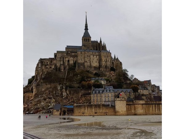 Mont Saint Michel Private VIP Tour with Champagne from Paris