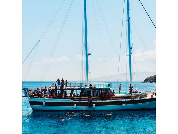Athens: Full-Day Island Hopping Cruise with Lunch and Swimming