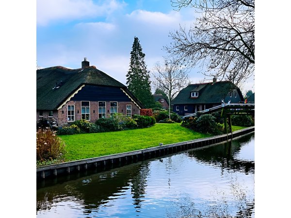 Day Tour Giethoorn, Afsluitdijk and Zaanse Schans with Boat Cruise