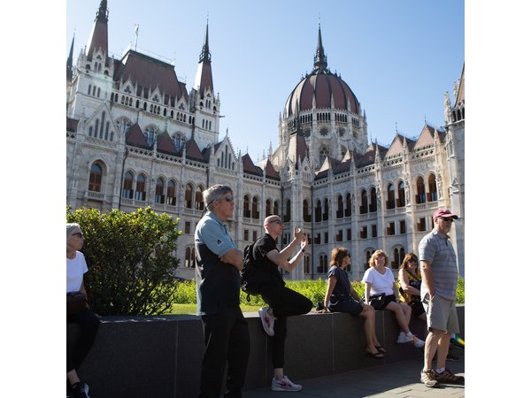 Private Budapest Walking Tour with Cake & Coffee