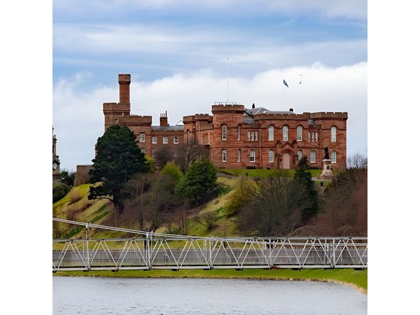 Full-Day Private Tour to Urquhart Castle Loch Ness and Inverness