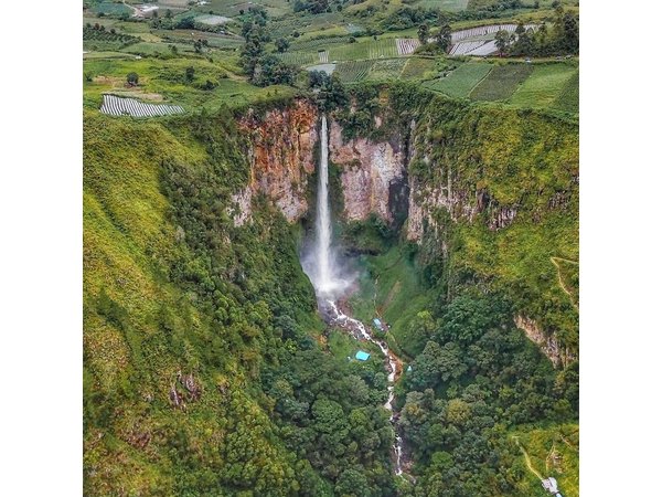 Private Tour: Karo Highlands and Lake Toba from Medan