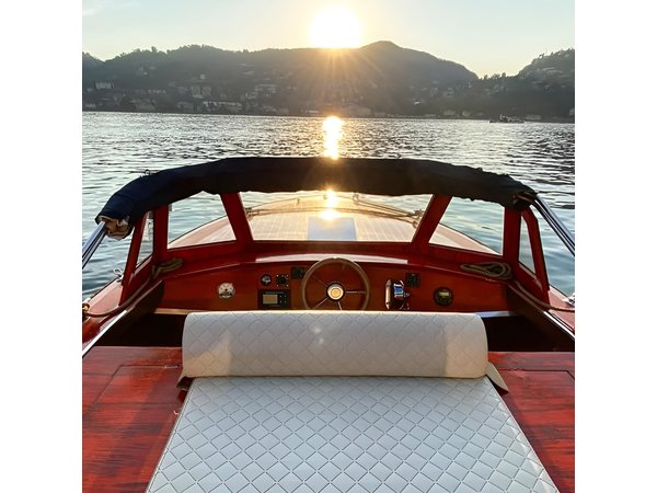 Lake Como Private Wooden Boat Tour & Italian Glamour