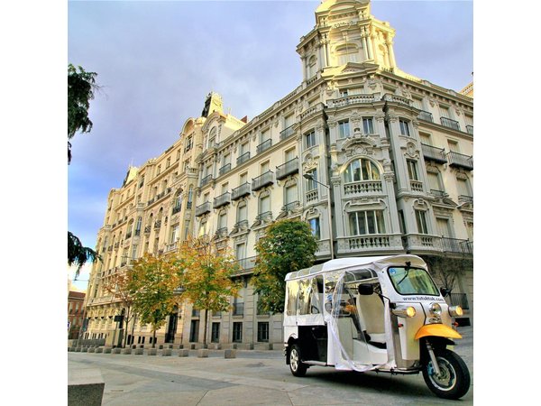 Tour of Historic and Modern Madrid with a guide in a yellow tuk tuk