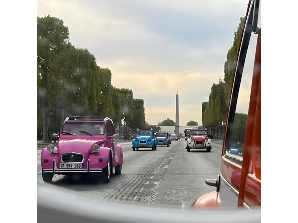Private tour Paris Sightseeing 2 hours in Citroën 2CV