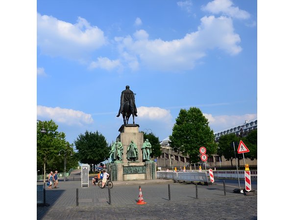 Cologne Heritage Walk: Cathedral, Bridges & Historic Treasures