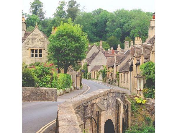 Stonehenge and Cotswold Villages Full-day Tour from Bristol