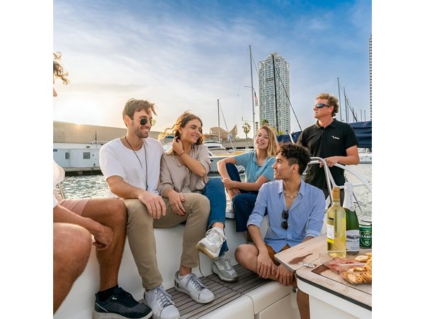 Barcelona: Private Sailing cruise with drinks & snacks