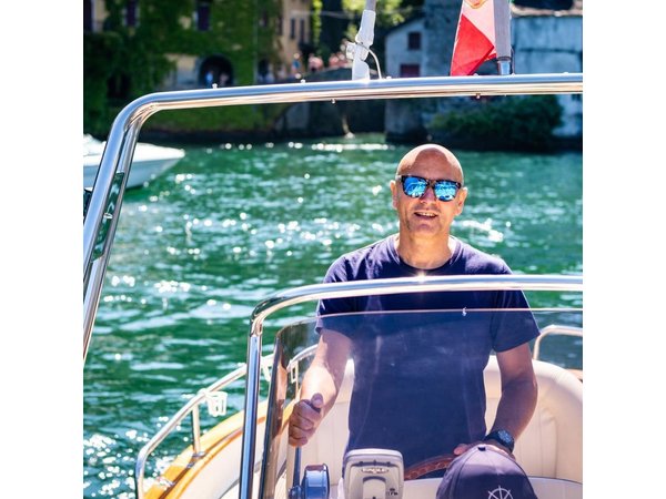 2H Private Cruise on a beautiful wooden speedboat on Lake Como
