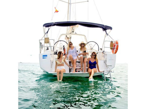 Barcelona Private Sailing with Open Bar & Snacks (max 9)