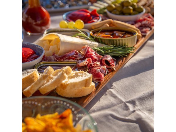 A 2 hours Local Tapas and sailing adventure in Barcelona