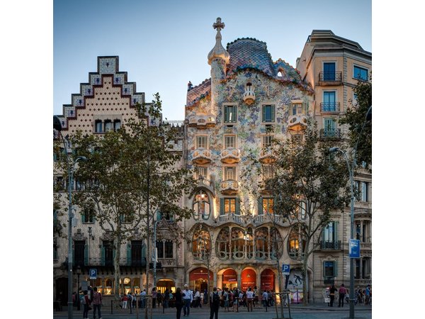 Barcelona: Gaudí, Tapa, Drink & Hidden Architectural Gems