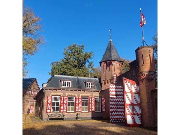 Small Group Tour to Muiderslot & Castle de Haar from Amsterdam