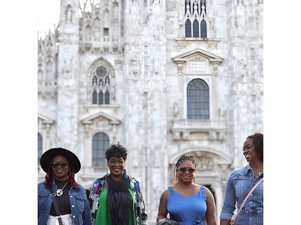 Private Milan Photo Walk with Professional Photographer