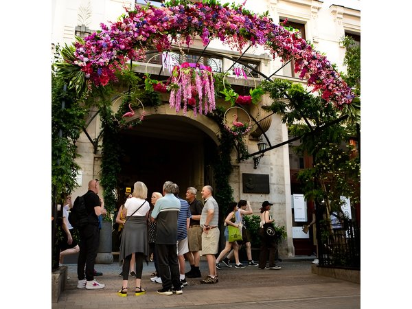 Budapest Ruin Bars: Evening Walking Tour with Drinks & Snacks