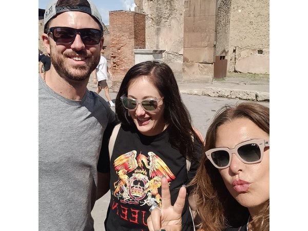Naples to Pompeii or Herculaneum guided tour and Back