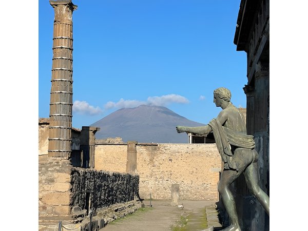 Pompeii & Vesuvius with Lunch & Wine Tasting from Positano