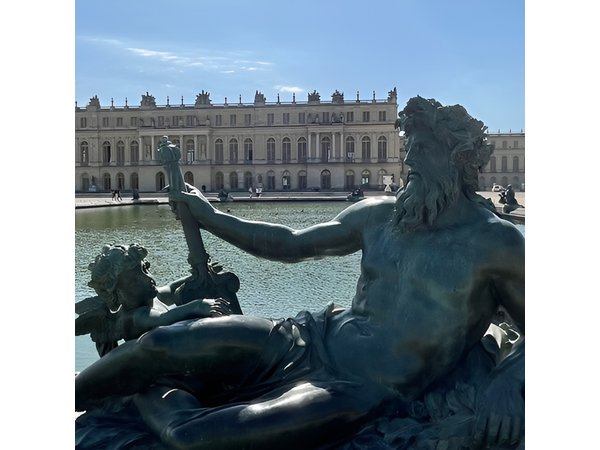 Excursion CHATEAU DE VERSAILLES and GIVERNY in Limousine from Paris
