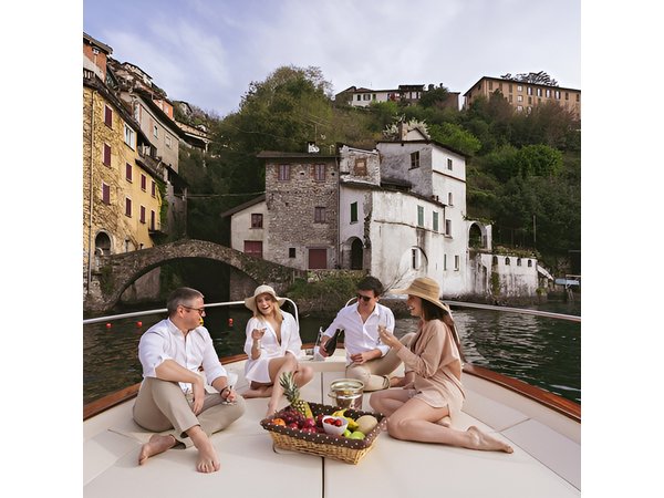 Private Boat Tour on Italian Gozzo on Lake Como