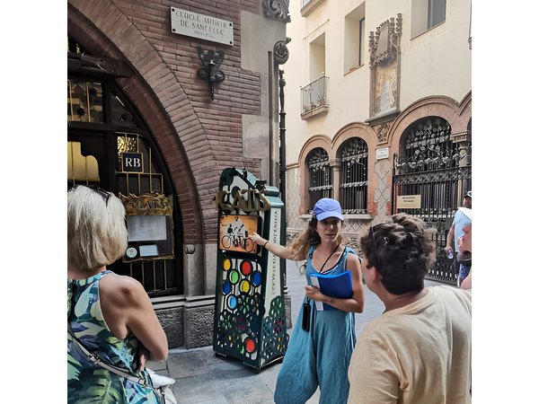 Barcelona cultural tailored private outdoor tour - guest pickup
