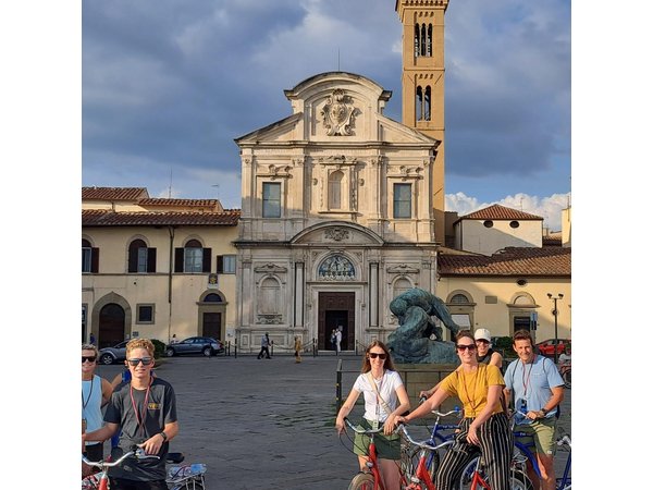 Florence Night Bike Tour with Wine and Aperitivo Picnic included