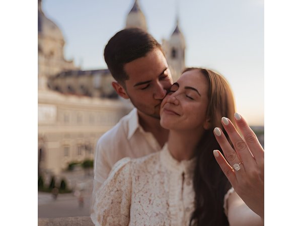 Private Photo Session Tour for Couples in Madrid