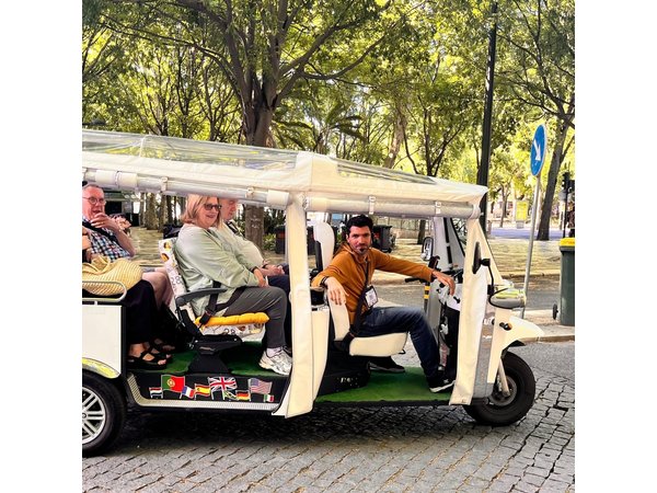 3h30 Tour | Lisbon Essentials: See, Taste and Learn with a Local