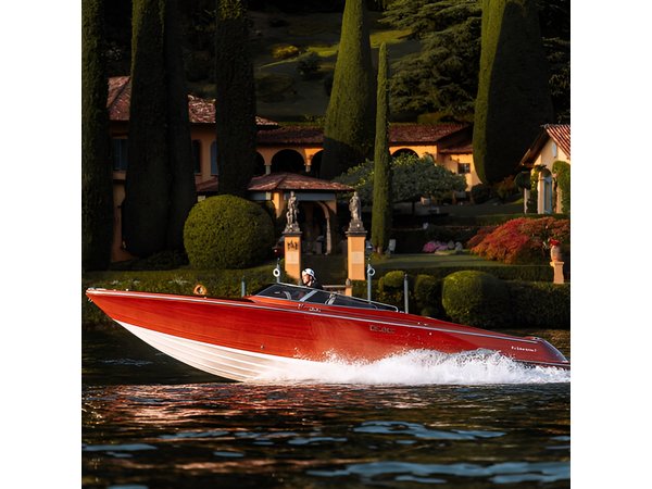 Private wooden boat tour on Lake Como