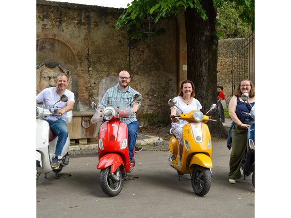 Rome Vespa tour with Pro Photographer