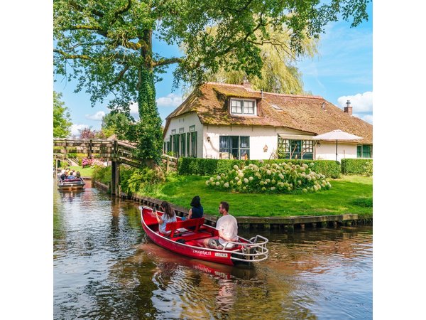 Giethoorn Day Trip from Amsterdam with Boat Trip