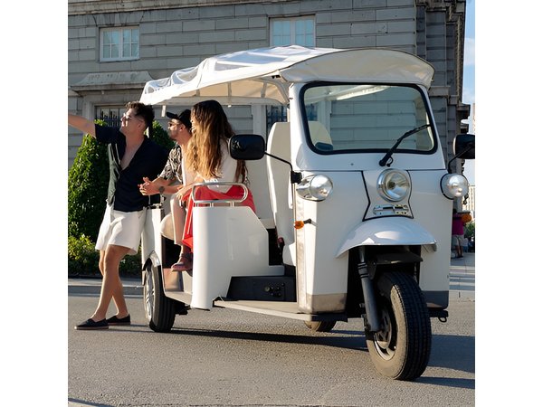 "Madrid: Panoramic views in Tuk Tuk with pickup available"
