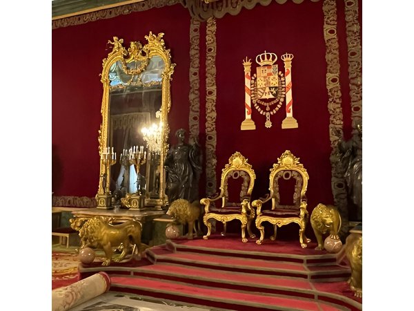 Premium Tour Royal Palace of Madrid : expert guide + no normal queue