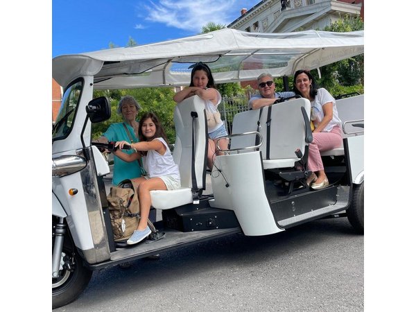 Discover Madrid in a Fun & Eco-Friendly Tuk-Tuk – Private Tour