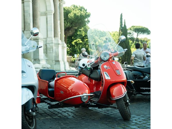 Private Vespa Sidecar Tour of Rome with Hotel Pickup and Prosecco