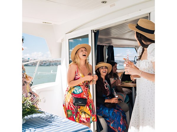 2H Lisbon Private Luxury Catamaran Tour with Welcome Drink