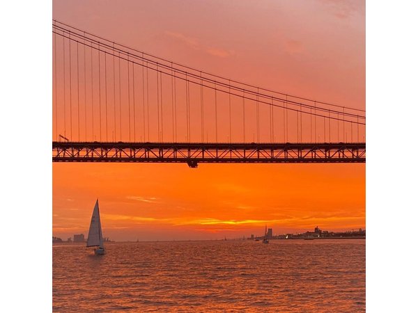 Lisbon: Sunset Tour with Wine on a Catamaran