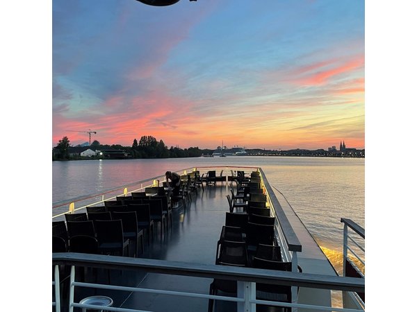 Prestige Commented Cruise glass of wine and Canelé in Bordeaux