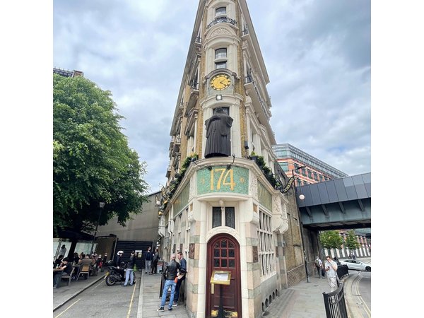 London Historic Pub Tour with Private Guide